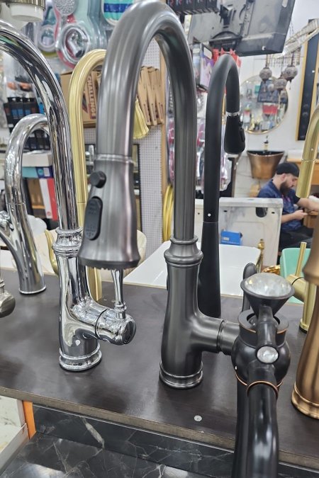 حنفية مطبخ رمادية مطفية بفتحة سحب مرنة